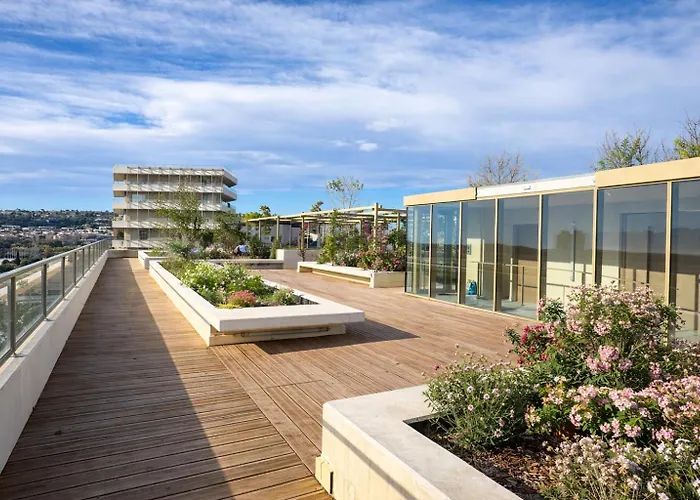 Luxury With Balcony & Rooftop