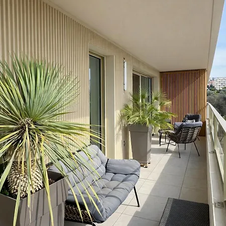 Luxury With Balcony & Rooftop Nice