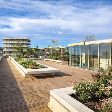 Luxury With Balcony & Rooftop