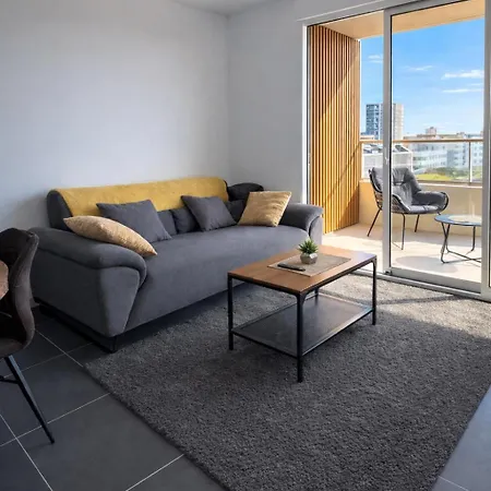 Luxury With Balcony & Rooftop Nice