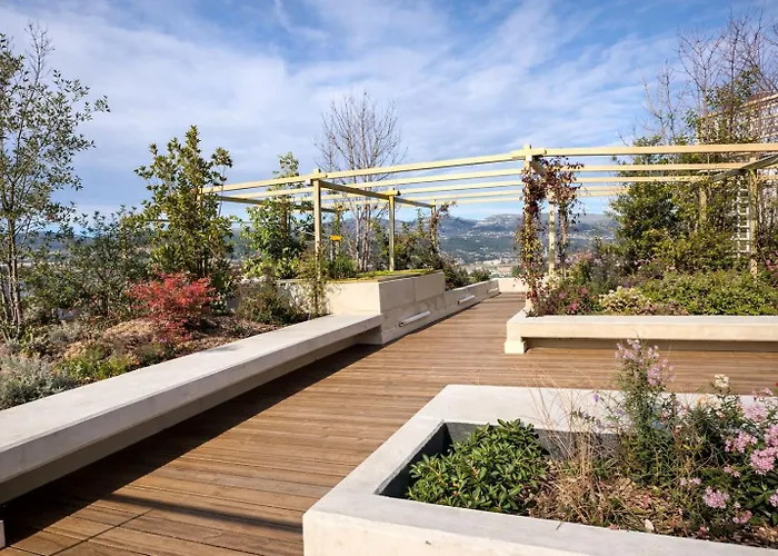 Luxury With Balcony & Rooftop Apartment Nice