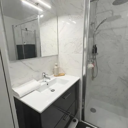 Luxury With Balcony & Rooftop 아파트