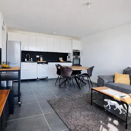 아파트 Luxury With Balcony & Rooftop